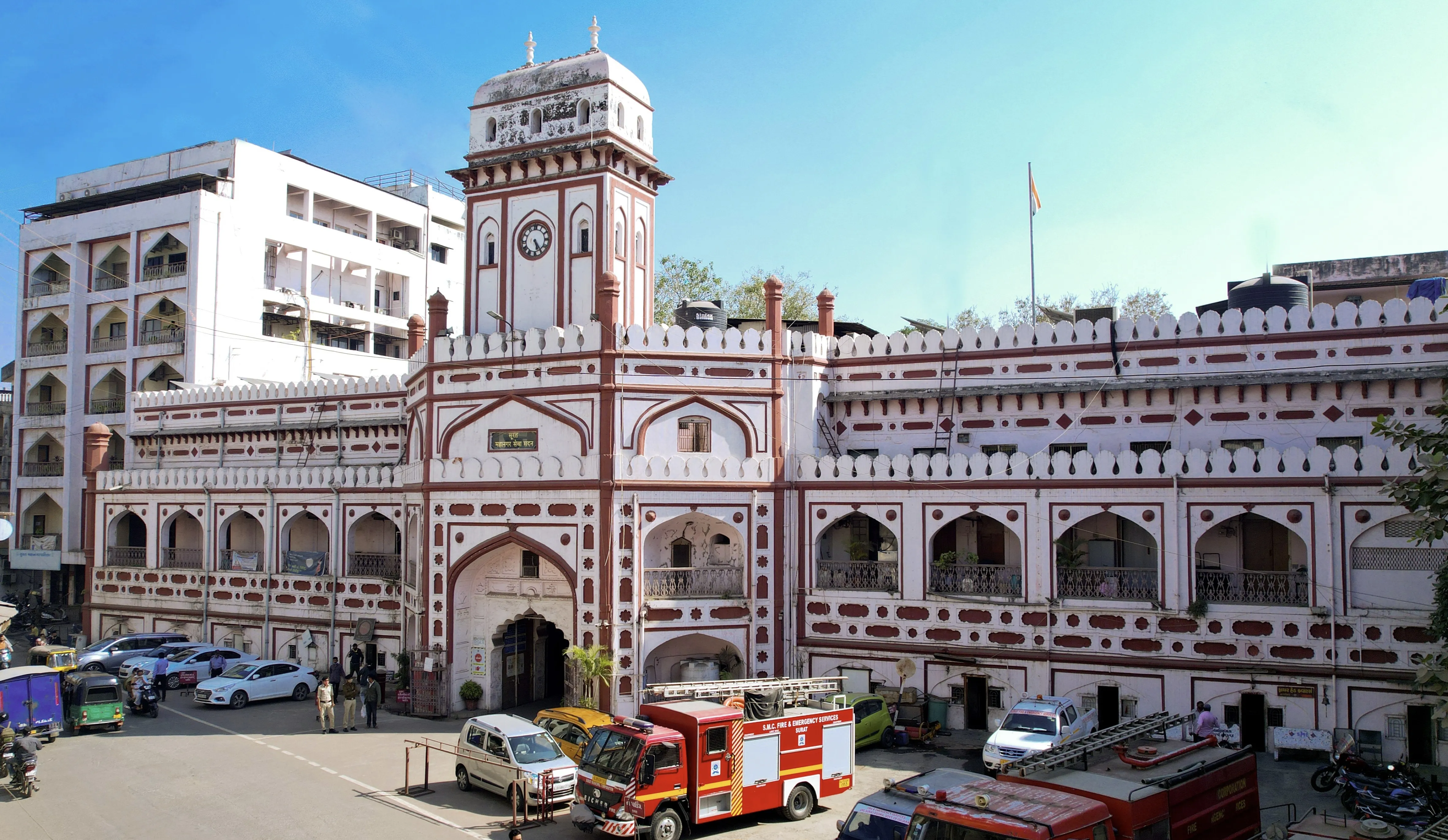 सूरत SMC का दावा—203 किमी पाइपलाइन कार्य में बेहद कम ट्रेंच सेटलमेंट, ठेकेदार को नोटिस