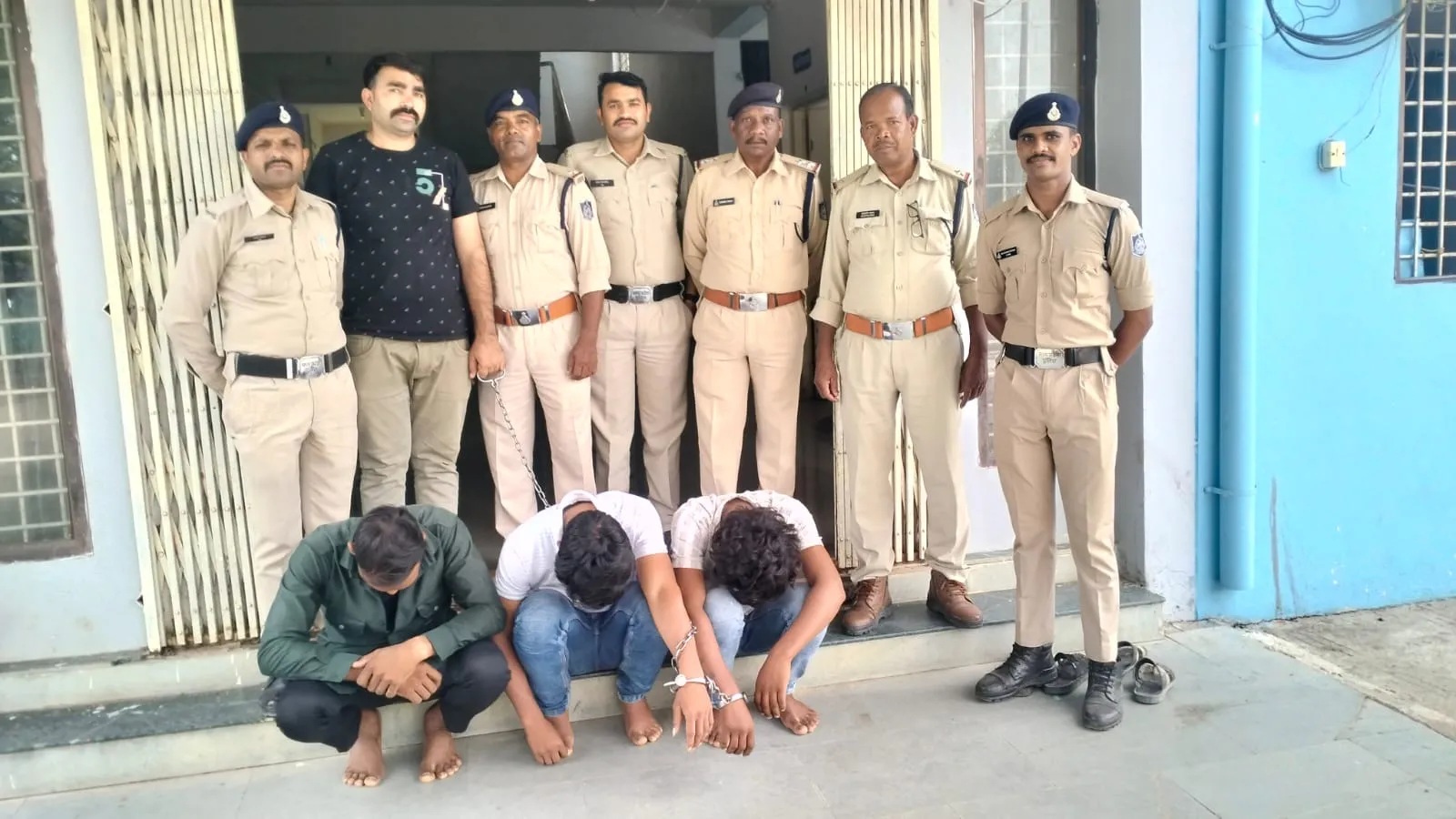 देवास: नाबालिग से दुष्कर्म मामले का 36 घंटे में खुलासा, तीन आरोपी गिरफ्तार